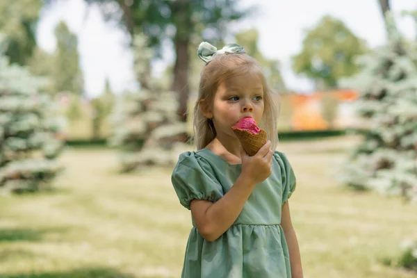 Yeşil Yazlık Elbiseler Içindeki Küçük Tatlı Kız Dondurma Yiyor Dondurma — Stok fotoğraf
