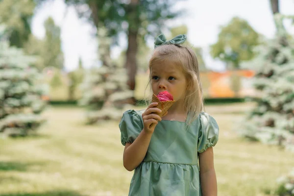 Kleine Süße Mädchen Grünem Sommerkleid Essen Leckeres Eis Kind Mit — Stockfoto