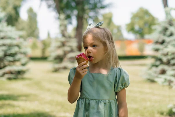 Kis Aranyos Lány Zöld Nyári Ruha Eszik Finom Fagylalt Gyermek — Stock Fotó