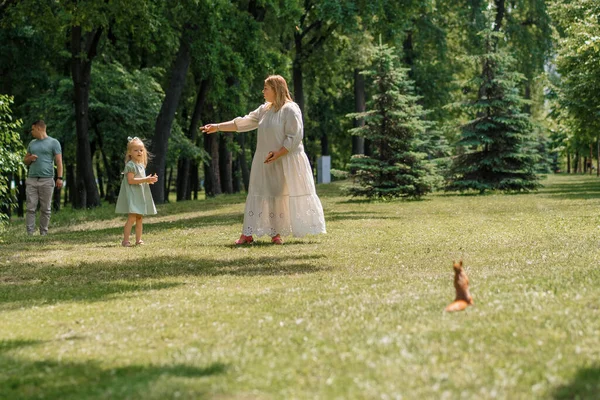 Glückliche Familie Beim Spaziergang Park Mutter Zeigt Ihrer Tochter Ein — Stockfoto
