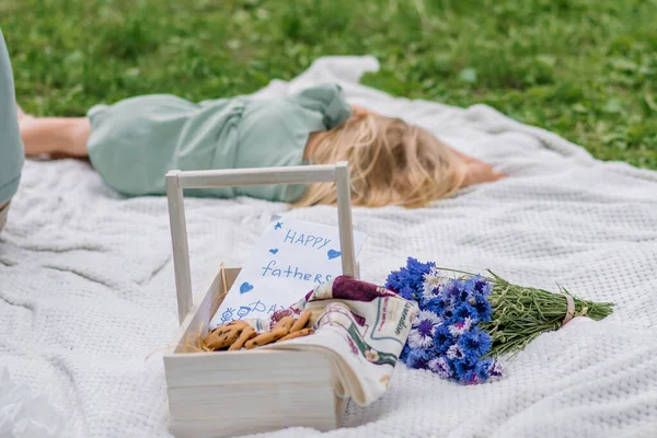 Bambina Vestito Che Dorme Nel Parco Sulla Coperta Primo Piano — Foto Stock