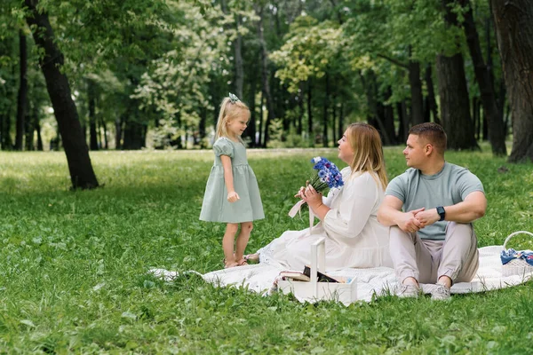 Šťastná Rodina Odpočívá Přírodě Parku Malá Dcera Šatech Dává Své — Stock fotografie
