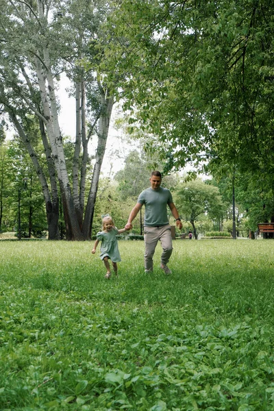 Glücklicher Vater Und Kleine Tochter Laufen Gemeinsam Park Händchen Haltend — Stockfoto