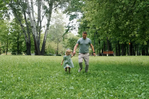 Glücklicher Vater Und Kleine Tochter Laufen Gemeinsam Park Händchen Haltend — Stockfoto
