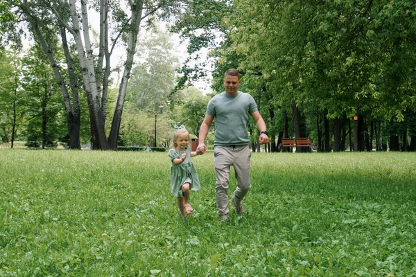 Šťastný Otec Malá Dcera Běží Spolu Parku Drží Ruce Den — Stock fotografie