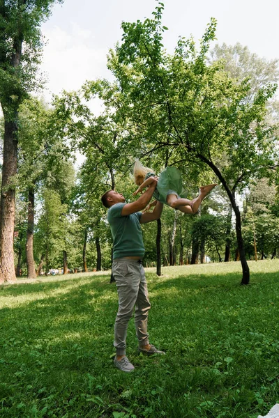 Vater Spielt Mit Kind Park Wirft Tochter Den Himmel Glücklicher — Stockfoto