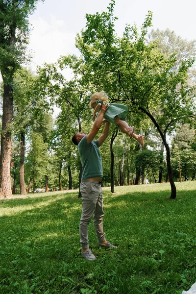 Vater Spielt Mit Kind Park Wirft Tochter Den Himmel Glücklicher — Stockfoto