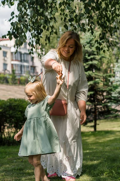 Kleine Süße Mädchen Grünen Sommerkleid Auf Einem Spaziergang Park Spielen — Stockfoto