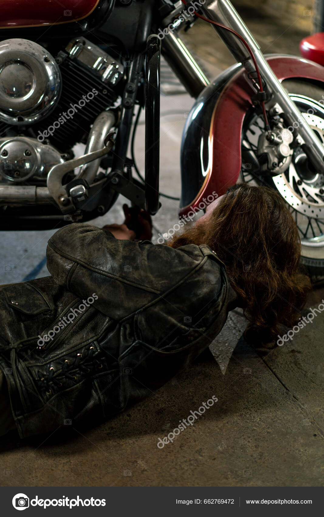Kreativ Autentisk Motorcykel Værksted Garage Biker Mekaniker Reparation  Hjul Med — Stock-foto © guys_who_shoot #662769472