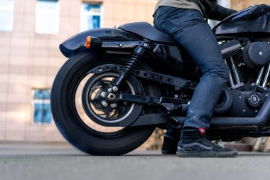 Hız sokak yarışına başlamadan önce motorsikletli bir motosikletin arka tekerleğinin yakın çekimi