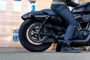 Hız sokak yarışına başlamadan önce motorsikletli bir motosikletin arka tekerleğinin yakın çekimi