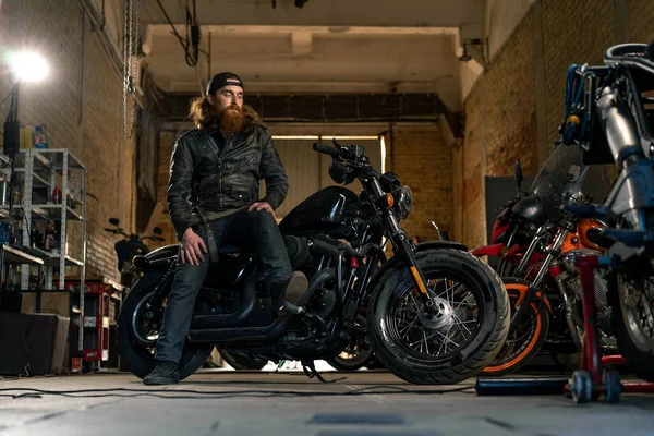Kreativ Autentisk Motorcykel Verkstad Garage Allvarlig Rödhårig Skäggig Biker Mekaniker — Stockfoto