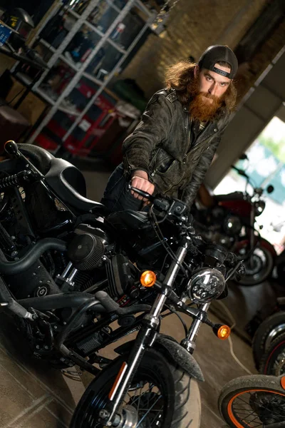 Autentico Laboratorio Moto Creativo Garage Rossa Barbuto Motociclista Meccanico Piedi — Foto Stock