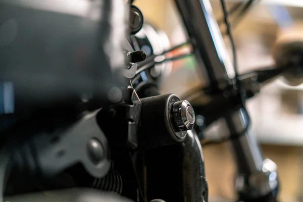 Garajda Motorsiklet Tamircisi Motoru Çalıştırmak Için Anahtarı Güç Kutusuna Koyuyor — Stok fotoğraf