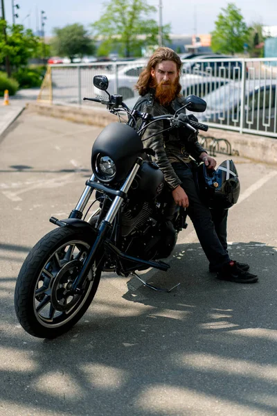 Brutale Biker Barbuto Rosso Seduto Una Moto Nera Dopo Una — Foto Stock