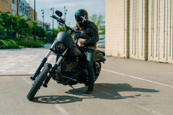 Brutal Motorista Pelirrojo Casco Sienta Una Motocicleta Negra Antes Del — Foto de Stock