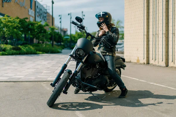 Brutalny Rudowłosy Motocyklista Wsiada Czarny Motocykl Przed Startem Wyścigu Wkłada — Zdjęcie stockowe