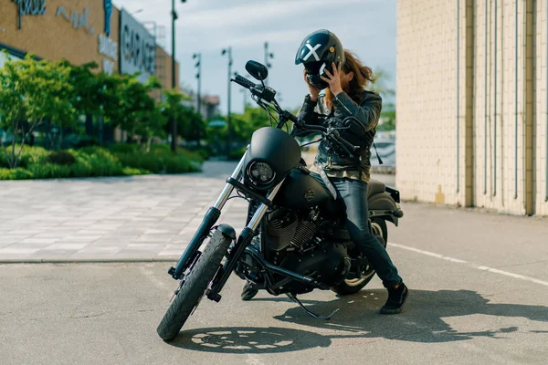 Brutal Red Haired Biker Gets Black Motorcycle Start Race Puts — Stock Photo, Image