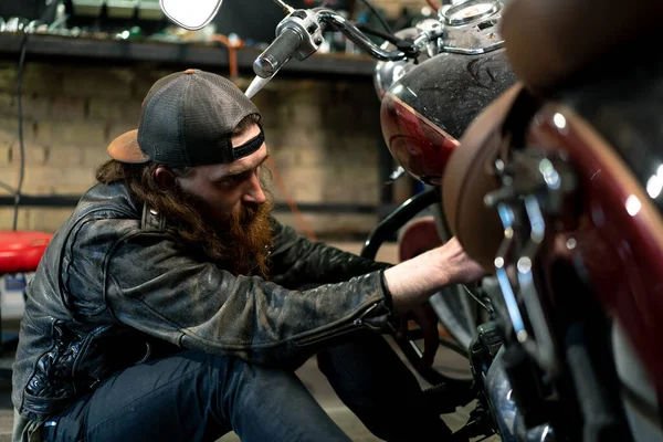 Creatieve Authentieke Motorfiets Workshop Garage Roodharige Bebaarde Motorrijder Monteur Concentreert — Stockfoto