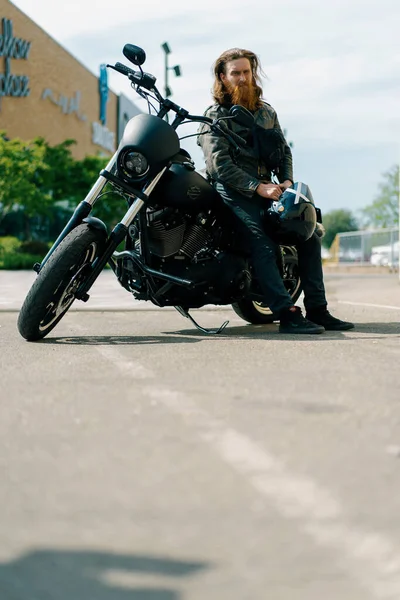 Brutal Motorista Pelirrojo Con Barba Sienta Una Motocicleta Negra Antes —  Fotos de Stock