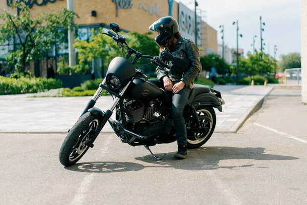 Komoly Motoros Sisakban Bőrdzsekiben Fekete Motorkerékpár Előtt Verseny Utcai Vágy — Stock Fotó