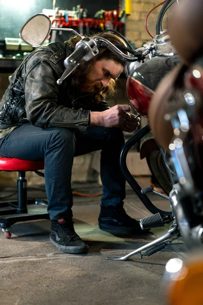 Autentico Laboratorio Creativo Moto Garage Rossa Barbuto Motociclista Meccanico Concentra — Foto Stock