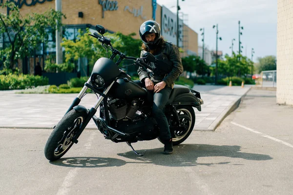 Allvarlig Biker Hjälm Och Läder Jacka Sitter Svart Motorcykel Innan — Stockfoto