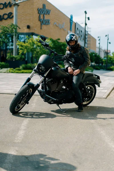Ernstige Motorrijder Helm Lederen Jas Zit Zwarte Motorfiets Voor Race — Stockfoto