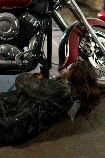Creative Authentic Motorcycle Workshop Garage Biker Mechanic Repairing Wheel Wrench — Stock Photo, Image