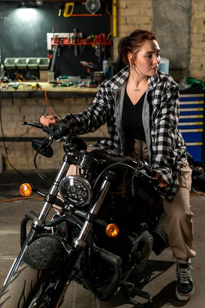 Kreativ Autentisk Motorcykel Verkstad Garage Vacker Ung Flicka Biker Sitter — Stockfoto