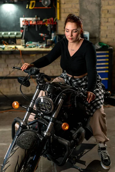 Creatieve Authentieke Motorfiets Workshop Garage Mooi Jong Meisje Fietser Zitten — Stockfoto