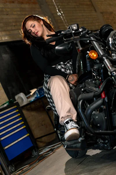 Creativo Taller Motocicleta Auténtica Garaje Hermosa Joven Ciclista Sentado Una —  Fotos de Stock