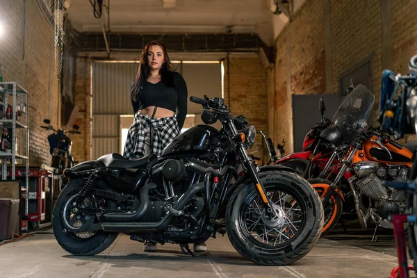 Creatieve Authentieke Motorfiets Workshop Garage Mooie Jonge Biker Meisje Staan — Stockfoto
