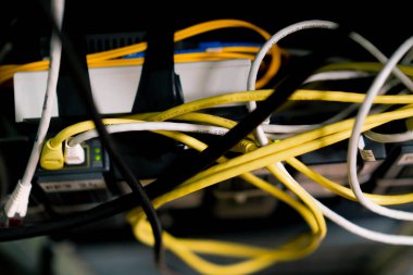 Bir veri merkezindeki sunucu rafındaki yama panelinden bir raf dolusu ağ yama kablosunun sıralanması