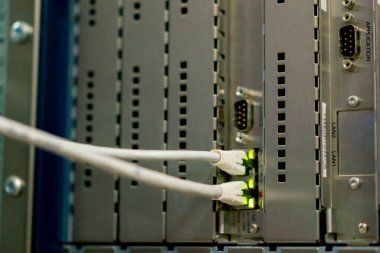 Bir veri merkezindeki bir sunucu odasındaki ağ yama kablolarının bir yığın veri iletim fiber optik bilgi teknolojisinin yakın plan görüntüsü