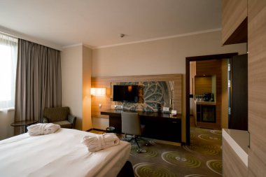 Oda temizliğinden sonra çift kişilik bir otel odası. Tuvalet konsepti. Temizlik ve konukseverlik.