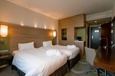 Oda temizliğinden sonra çift kişilik bir otel odası. Tuvalet konsepti. Temizlik ve konukseverlik.