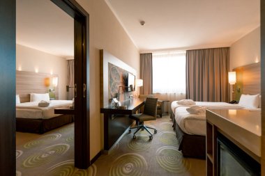 Oda temizliğinden sonra lüks bir otel odasının içinde tuvalet konsepti temizlik ve konukseverlik dinlenmesi.