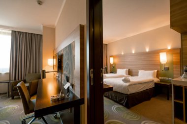 Oda temizliğinden sonra lüks bir otel odasının içinde tuvalet konsepti temizlik ve konukseverlik dinlenmesi.