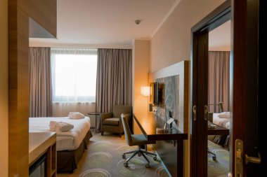 Oda temizliğinden sonra lüks bir otel odasının içinde tuvalet konsepti temizlik ve konukseverlik dinlenmesi.