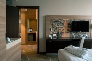 Lüks otel odasının içinde temizlik yaptıktan sonra yatak odası konsepti temizlik ve konukseverlik dinlenme.