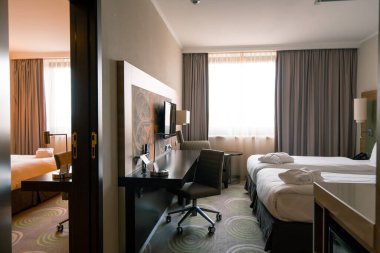 Lüks otel odasının içinde temizlik yaptıktan sonra yatak odası konsepti temizlik ve konukseverlik dinlenme.