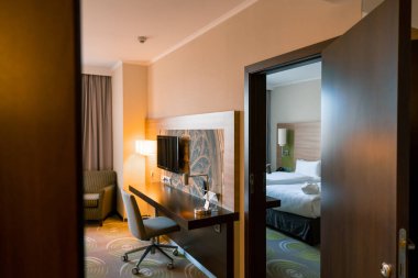Lüks otel odasının içinde temizlik yaptıktan sonra yatak odası konsepti temizlik ve konukseverlik dinlenme.