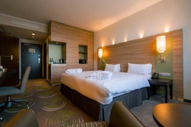 Oda temizliğinden sonra çift kişilik bir otel odası. Tuvalet konsepti. Temizlik ve konukseverlik.