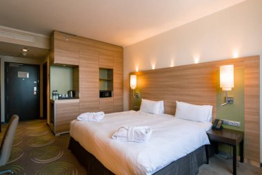 Oda temizliğinden sonra çift kişilik bir otel odası. Tuvalet konsepti. Temizlik ve konukseverlik.