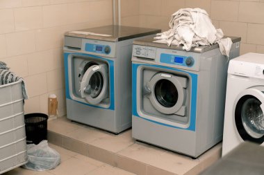 Endüstriyel çamaşır makinesi otel çamaşırhane çamaşır kurutma konsepti temizlik ve konukseverlik