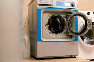 Endüstriyel çamaşır makinesi otel çamaşırhane çamaşır kurutma konsepti temizlik ve konukseverlik