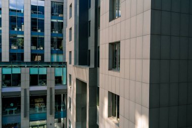 Şehirdeki iş merkezinin binası güzel cam cephe mimarisi şehir manzarası