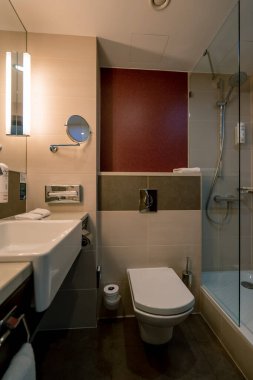 Lüks bir otel odasının içinde temizlik konsepti banyo temizliği ve konukseverlik seyahati