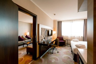 Oda temizliğinden sonra lüks bir otel odasının içinde tuvalet konsepti temizlik ve konukseverlik dinlenmesi.